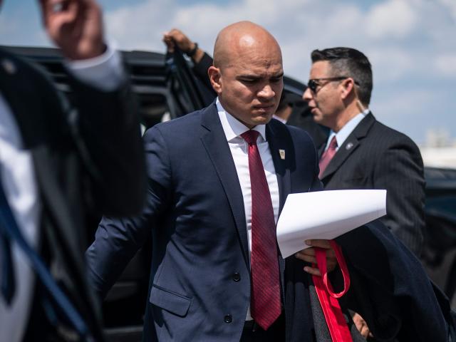 Asistente de Trump se declara no culpable de manejo de documentos clasificados