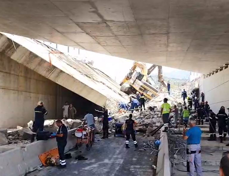 Al menos un muerto y ocho heridos por el colapso de un puente en Grecia