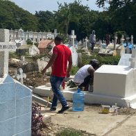 En medio de algunas quejas, ciudadanos visitan cementerios de Santiago por Día de los Padres - Noticias de hoy en República Dominicana | De Último Minuto