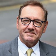 Presunta víctima de Spacey detalla múltiples tocamientos realizados por el actor