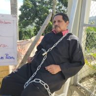 Líder comunitario se encadena exigiendo obras para comunidades de Dajabón