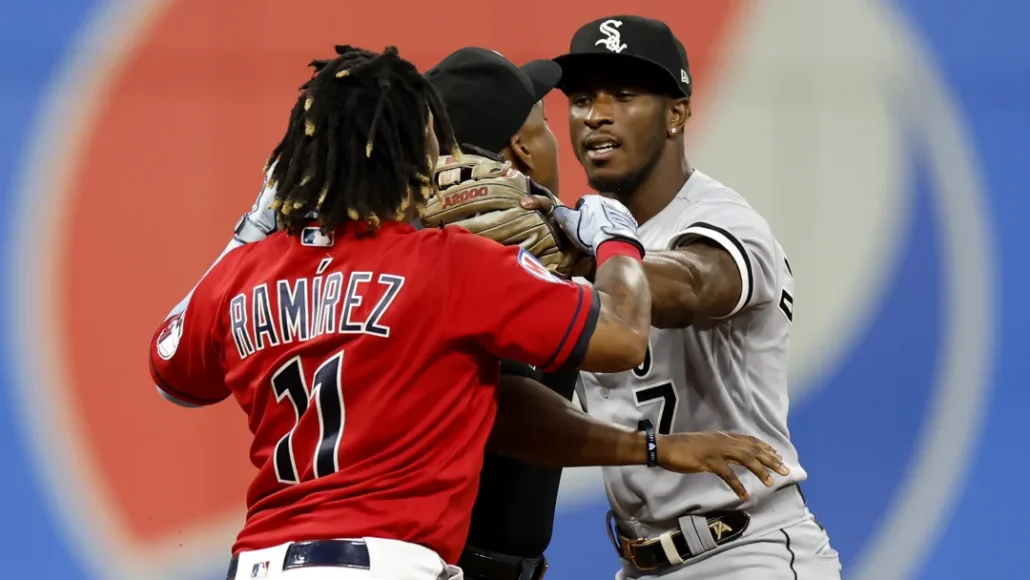 José Ramírez golpeó a Tim Anderson en juego entre Guardianes y Medias Blancas