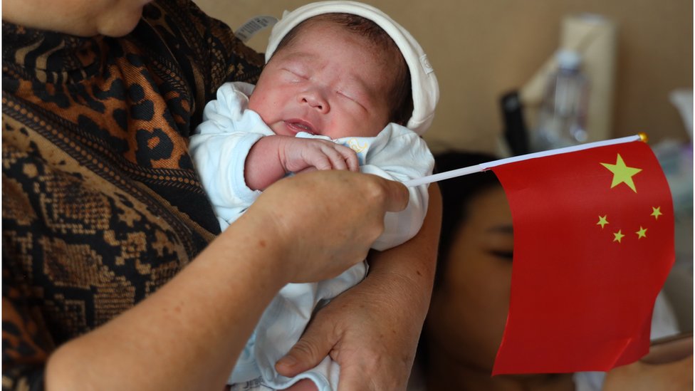 China censura artículo sobre bajada en tasa de fecundidad a 1,09 hijos