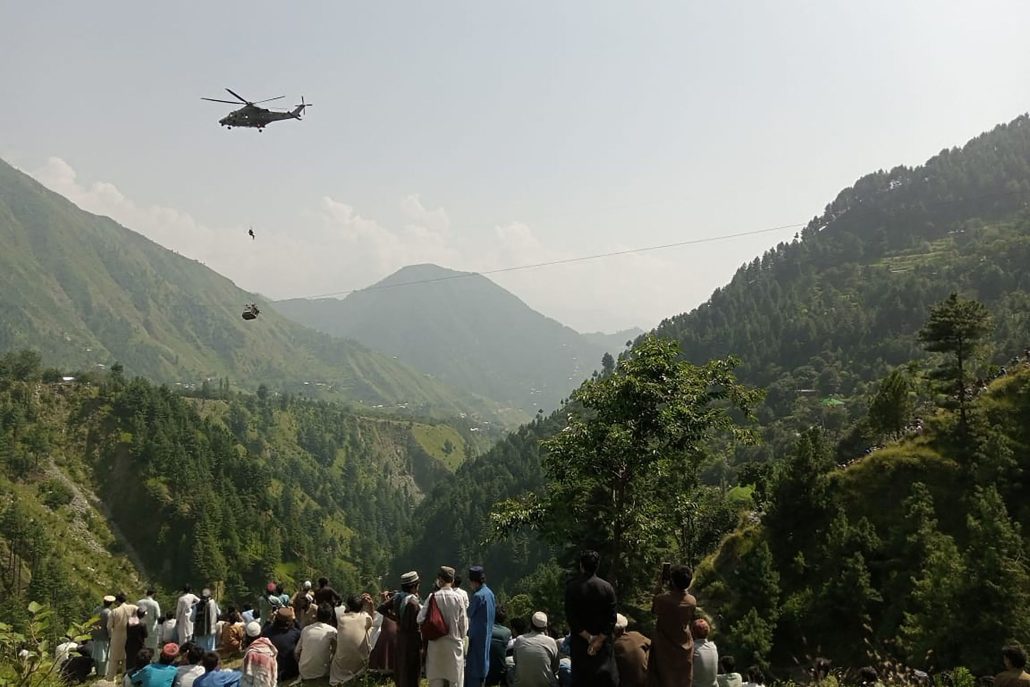 Seis niños que se iban a la escuela permanecen atrapados en teleférico de Pakistán