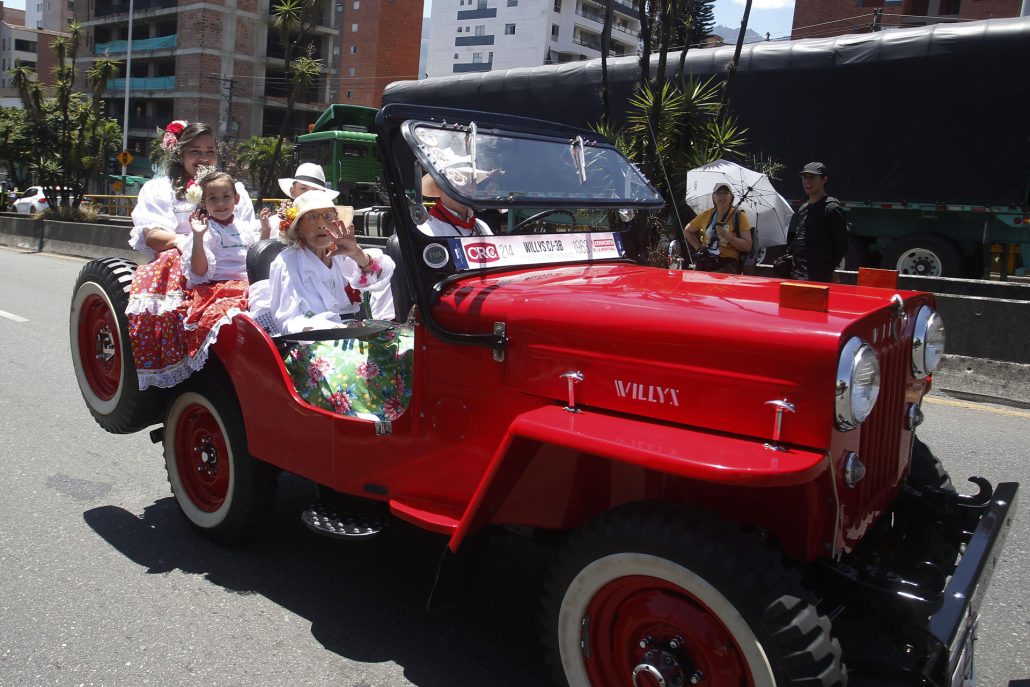 Cerca de 300 autos antiguos llenan de recuerdos las calles de Medellín