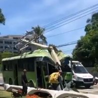 Autobús de la Omsa choca con poste de luz.