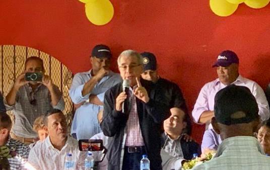 Danilo Medina habla en un encuentro en en Los Coles, de la provincia Duarte.