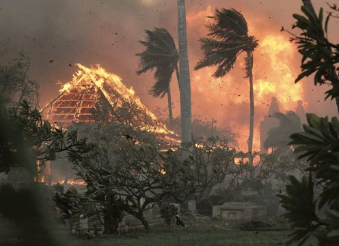Evacuan miles de personas en Maui por los incendios que están devastando la isla