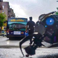 Hombre roba moto en El Bronx y muere al chocar contra camión