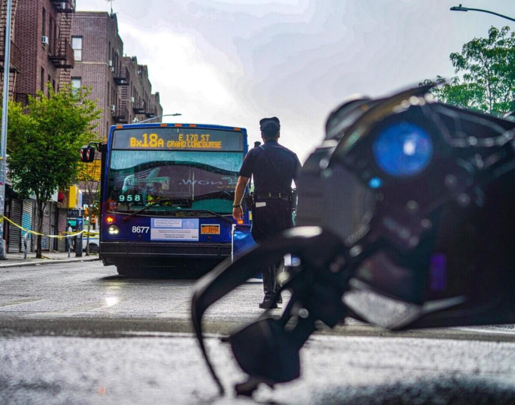 Hombre roba moto en El Bronx y muere al chocar contra camión