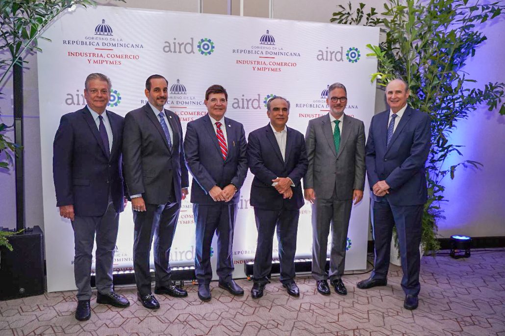 Celebran foro sobre combate al comercio ilícito