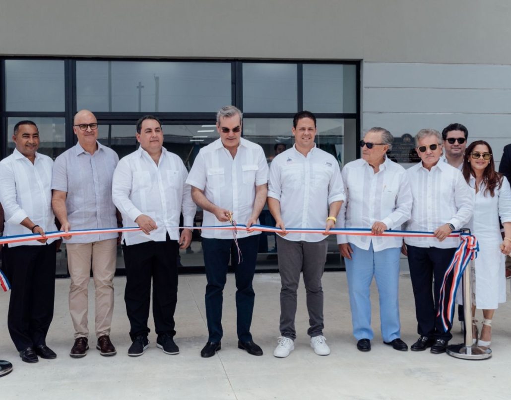 Presidente Abinader inaugura Hospital Municipal de Verón