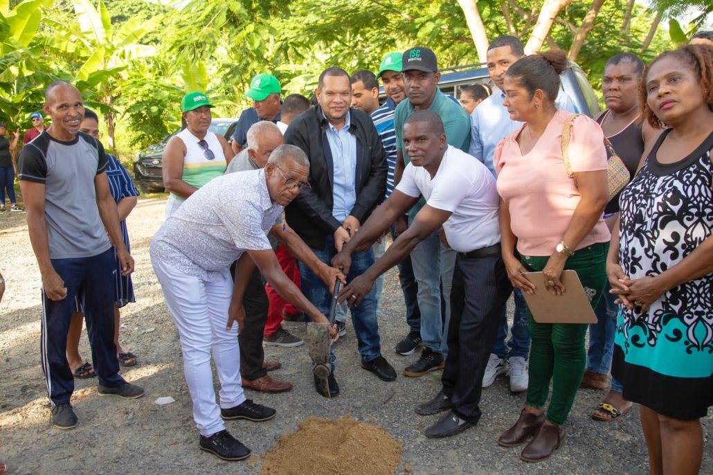 Alcalde Guzmán deja iniciados trabajos de construcción de aceras, contenes y calles en SDN