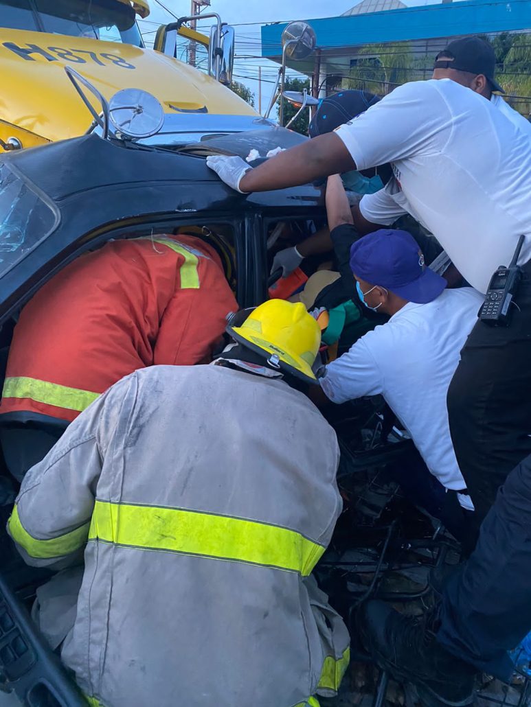 Seis personas fueron trasladadas a un centro de salud tras accidente con patana en Av. Máximo Gómez