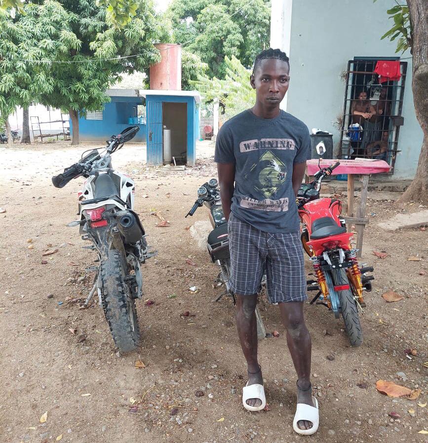 Apresan haitiano en Esperanza y le ocupan tres motocicletas robadas