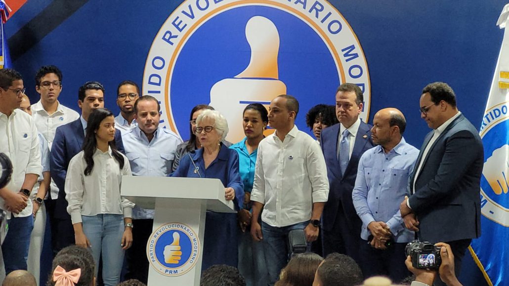 Milagros Ortiz Bosch inscribe precandidatura presidencial del presidente Luis Abinader