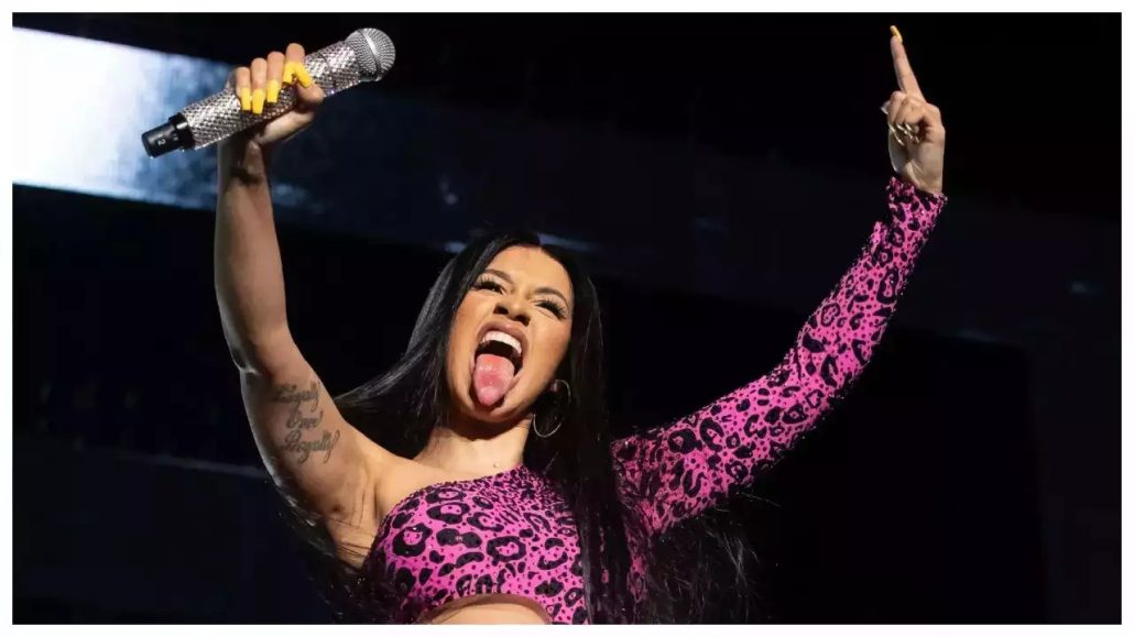 Subastan por casi 100.000 dólares el micrófono que Cardi B arrojó en concierto