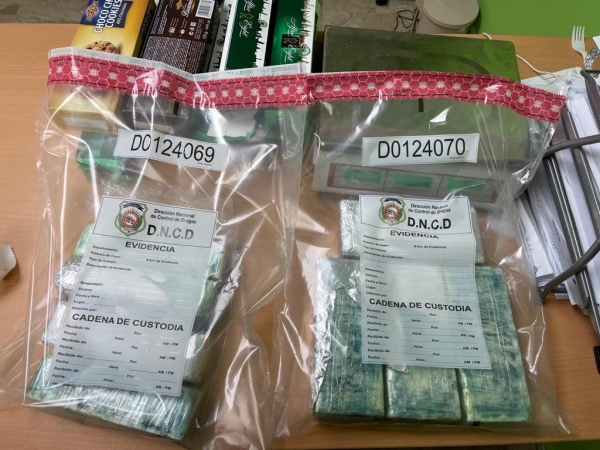 Arrestan extranjera con 8 paquetes de presunta cocaína escondido en cajas de brownies