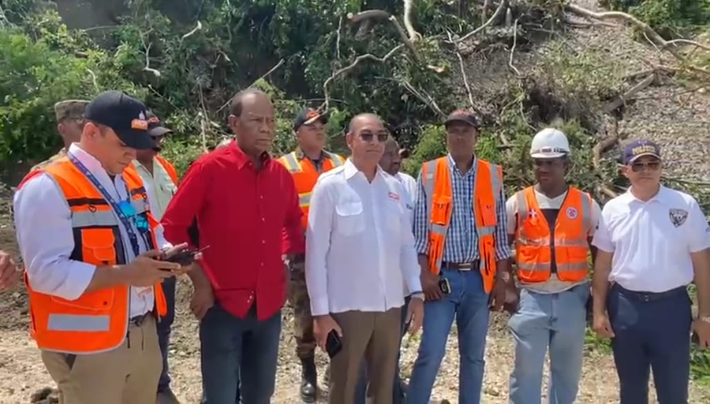 Ministro de Obras Públicas acude a zona de derrumbes en carretera Barahona/Enriquillo