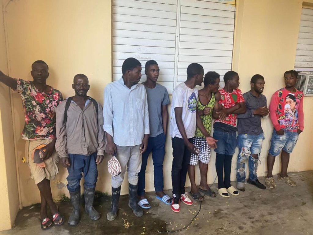 Detienen 17 haitianos indocumentados abandonados en yipeta en Santiago Rodríguez | De Último Minuto