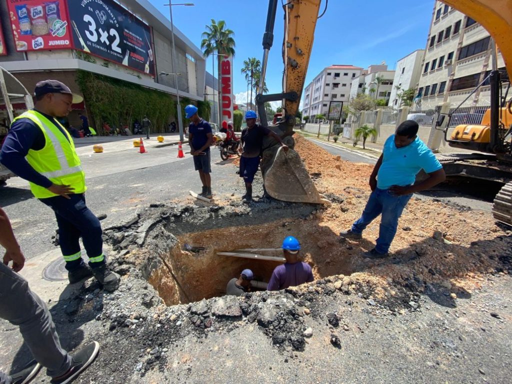 Trabajos de la CAASD provocan taponamiento en avenida Gustavo Mejía Ricart esquina Luperón | De Último Minuto