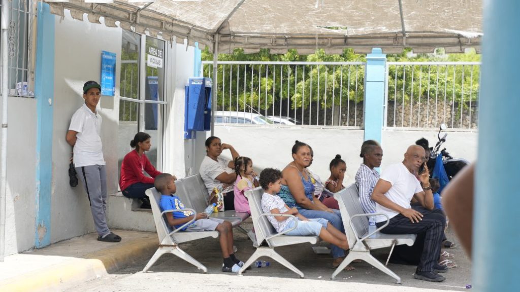 Pacientes del hospital El Almirante reportan falta de personal médico | De Último Minuto