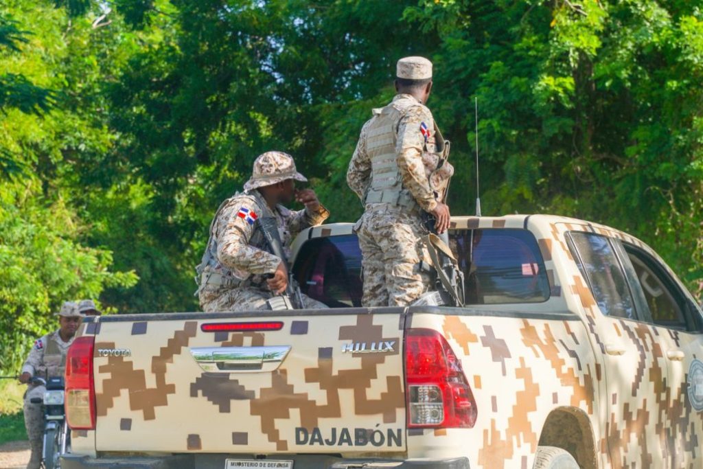 Haitianos continúan construcción de canal en río Masacre desafiando a RD | De Último Minuto