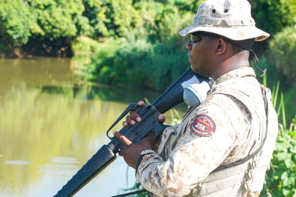 Haitianos continúan construcción de canal en río Masacre desafiando a RD | De Último Minuto