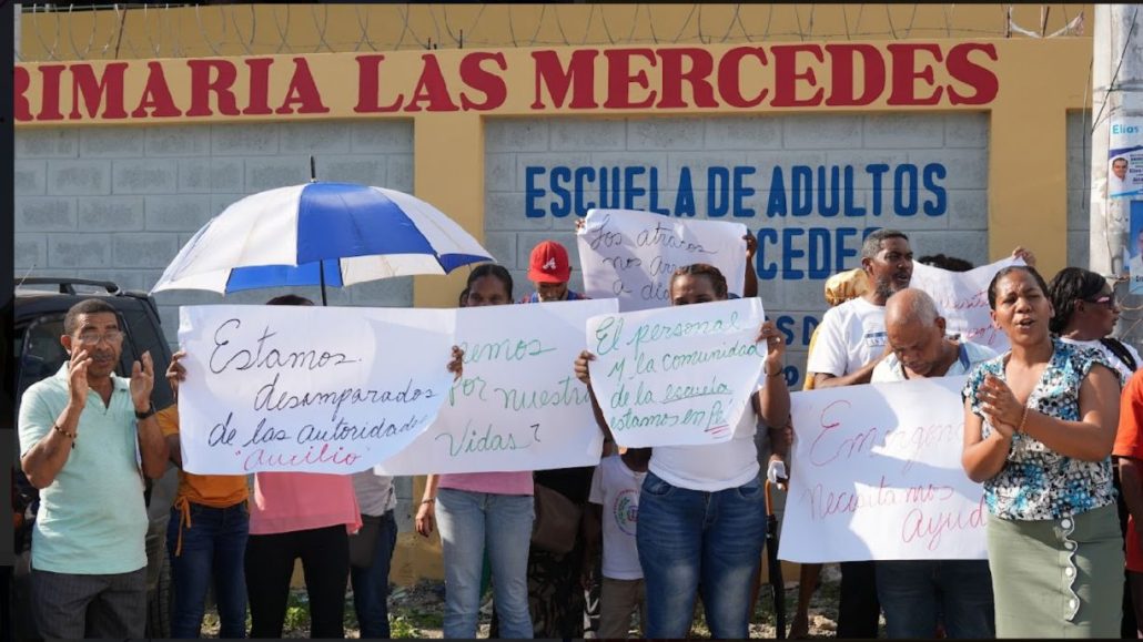 Residentes de Enriquillo Herrera protestan por ola de atracos