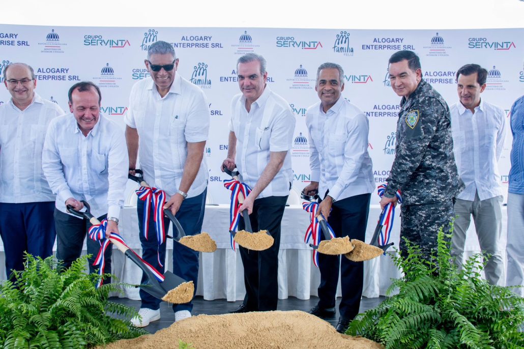 Gobierno anuncia Plan de Viviendas Familia Feliz para la Policía Nacional; Abinader entrega 177 apartamentos