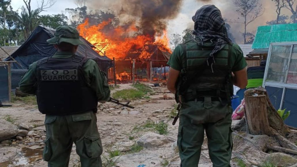 Militares venezolanos destruyen 