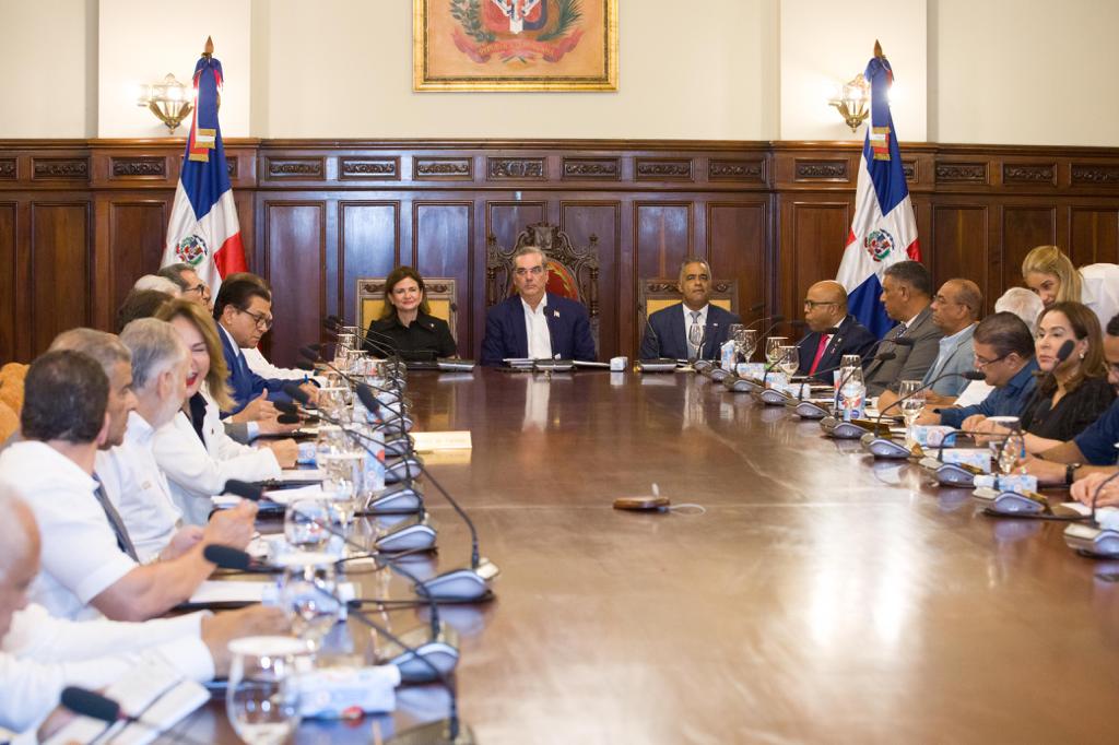 Presidente Abinader y otras autoridades hacen revisión de controles estatales