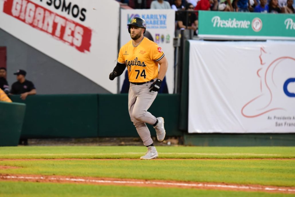 Daniel Palka ganan las aguilas