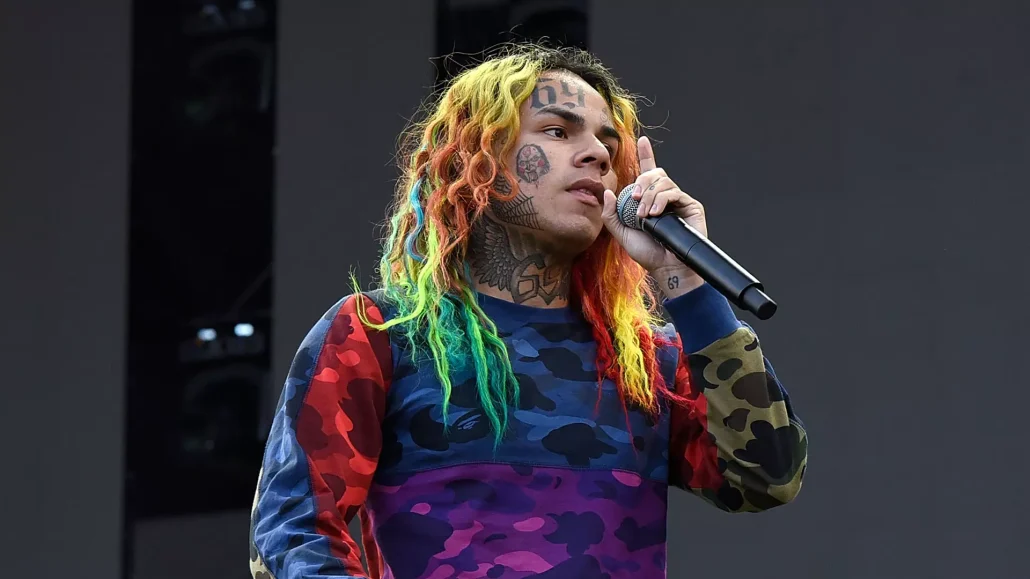 Fanáticos y ciudadanos desafían las lluvias pidiendo la puesta en Libertad de “ Tekashi”