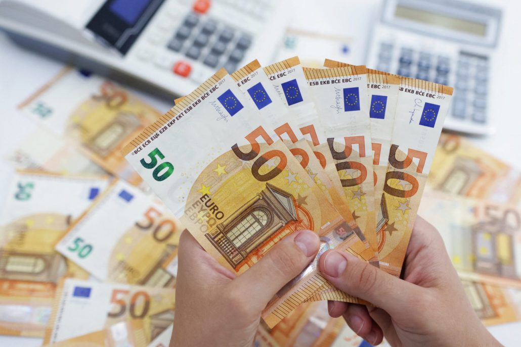El euro cae a 1,0550 dólares por la aversión al riesgo