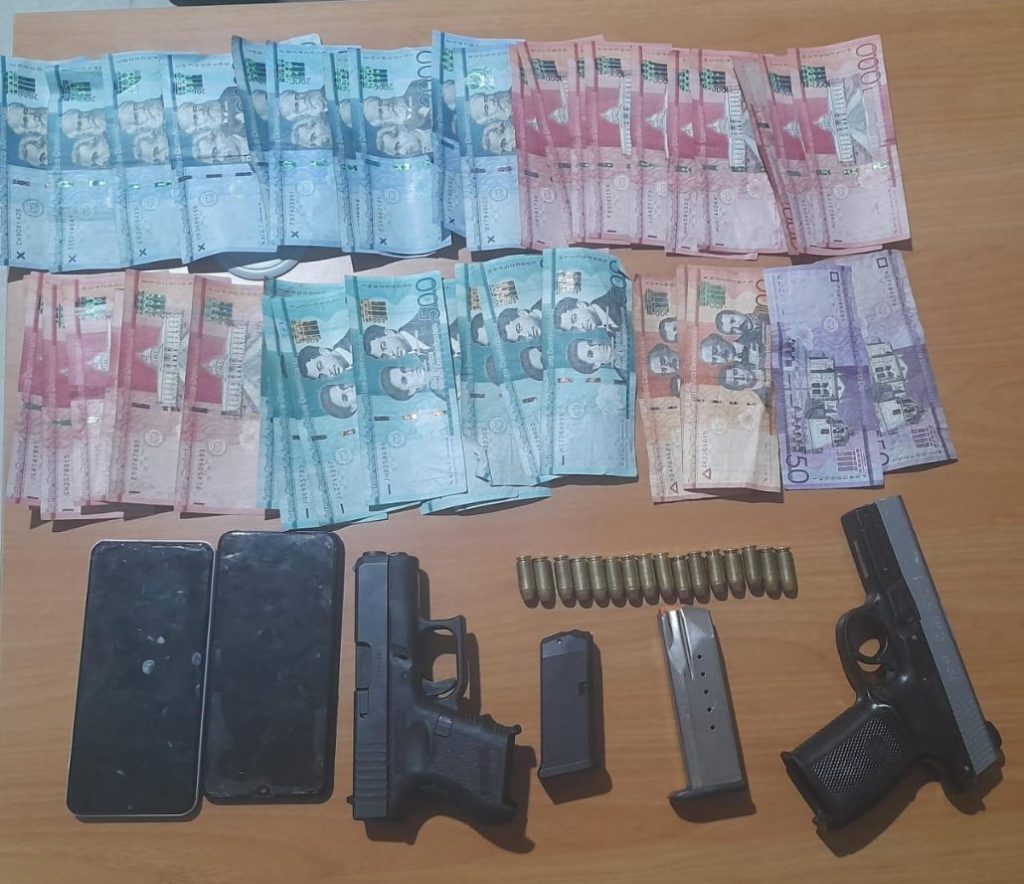 Policía apresa tres personas con pistolas ilegales y RD$38,900 | De Último Minuto