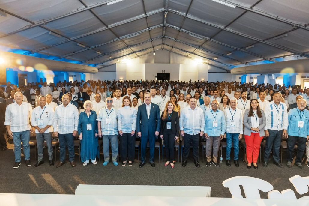 Luis Abinader exhorta a candidatos del PRM a dar el ejemplo con la transparencia