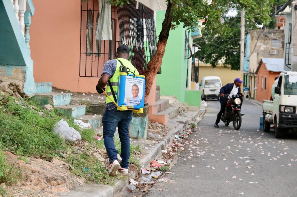 Candidato del PLD incrementa operativos de fumigación ante brote de dengue