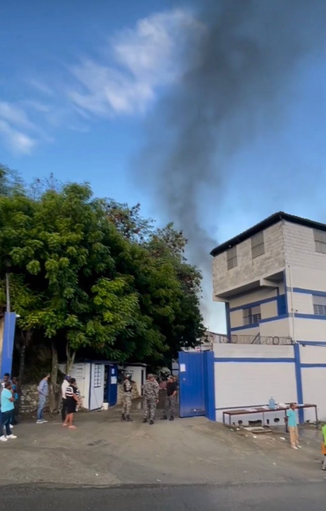 ¡Alarmante! Incendio afecta fabrica de textil en Santiago