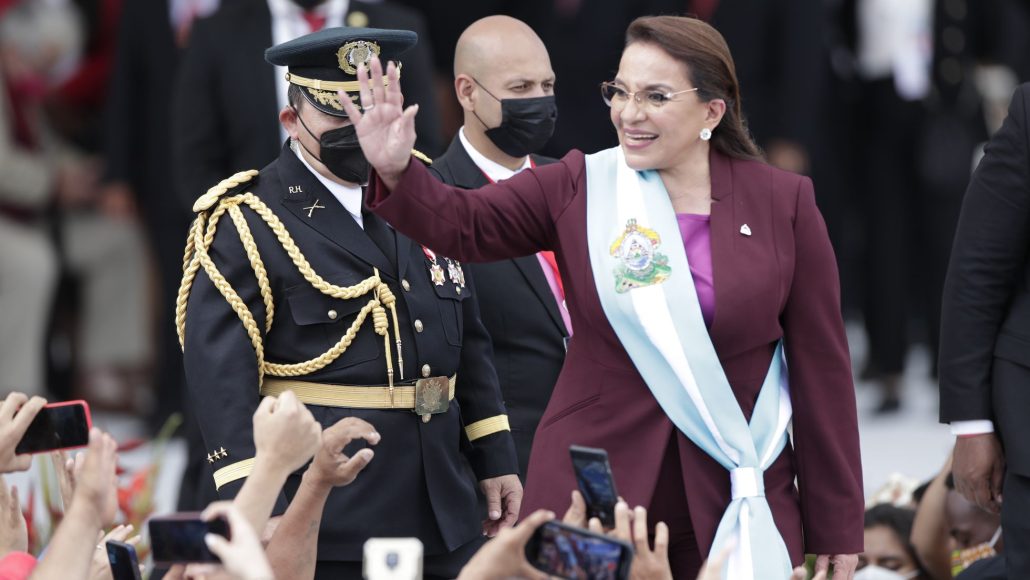 Presidenta de Honduras pide a funcionarios que renuncien para presentarse a elecciones