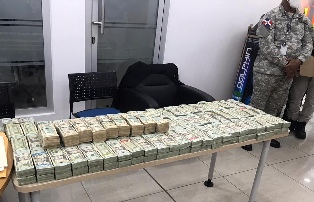 Aduanas incautó miles de dólares y tres pistolas en septiembre en puerto de Haina - Noticias de hoy en República Dominicana | De Último Minuto
