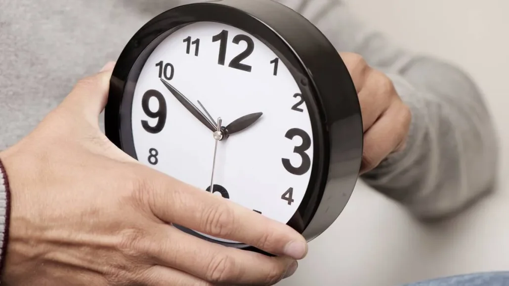 Europa atrasa los relojes una hora el domingo para entrar en el horario de invierno