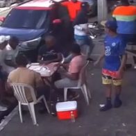 Captados en cámaras delincuentes armados atracando personas que compartían en el DN - Noticias de hoy en República Dominicana | De Último Minuto