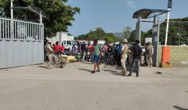 Autoridades haitianas abren paso a personas y vehículos desde y hacia su territorio