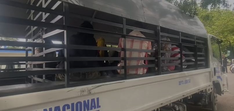 Apresan conductor que transportaba 17 indocumentados haitianos en Santiago