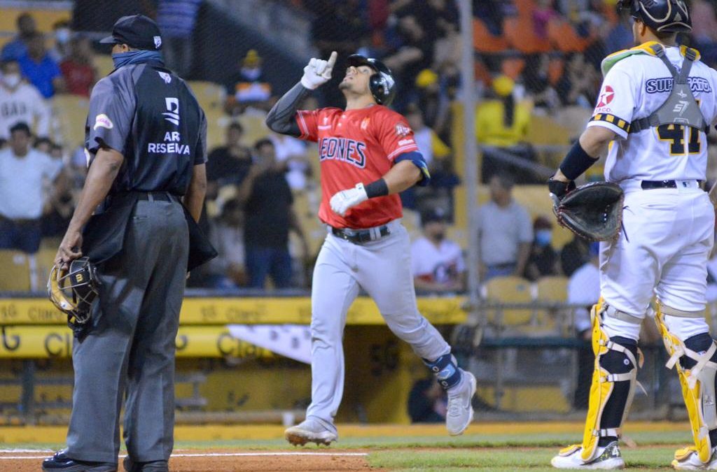 Águilas pierden primer juego con Tony Peña como mánager