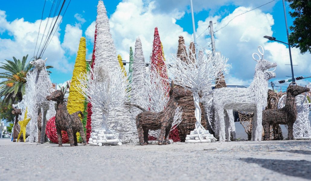 Los Charamicos, distintivo navideño que adorna la avenida Churchill, entre ventas lenta