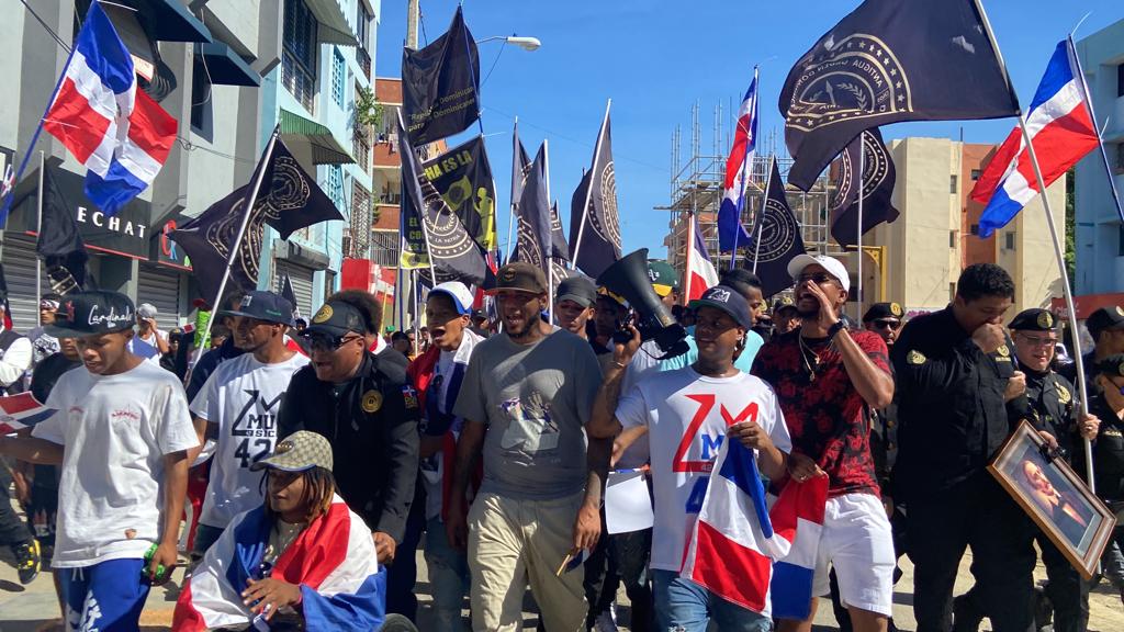 Cientos marchan en Santiago reclamando saquen haitianos ilegales del país