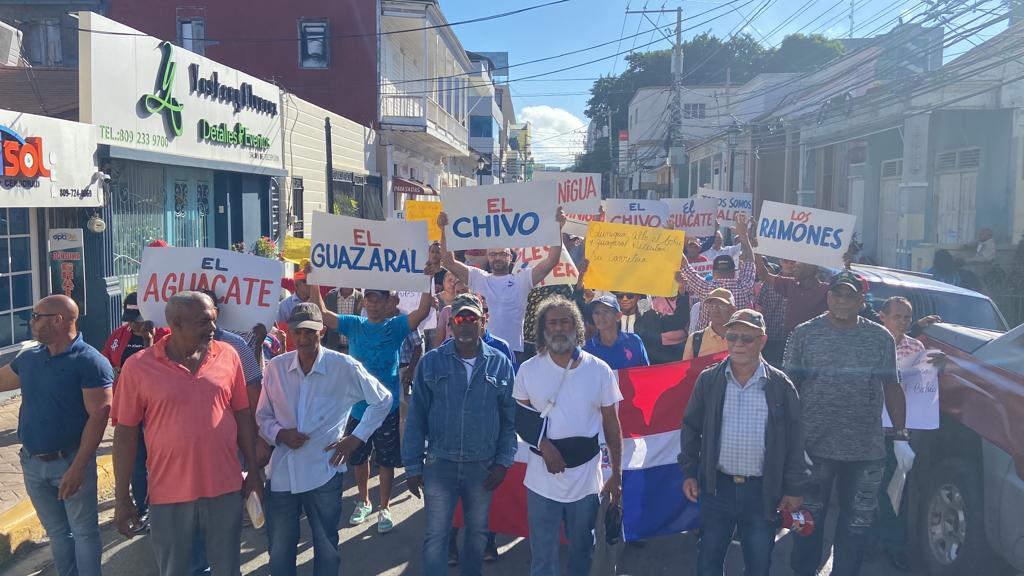 Ciudadanos protestan en reclamo de caminos vecinales en Santiago