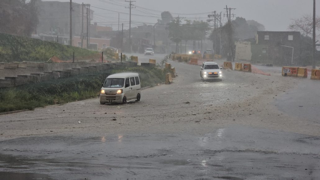 Inundación, colapso y preocupación viven residentes en diferentes localidades